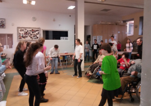 Uczniowie uczą tańca zumba, pensjonariuszy Stowarzyszenia "Słyszę sercem". - foto 4